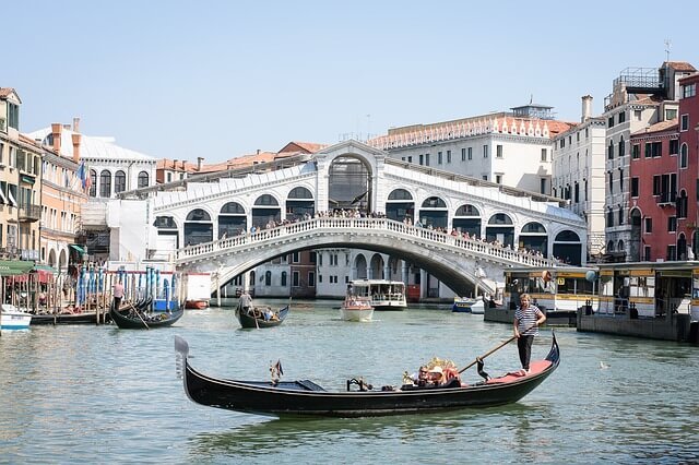 Die berühmte Rialtobrücke in Venedig über den Grand Canal
